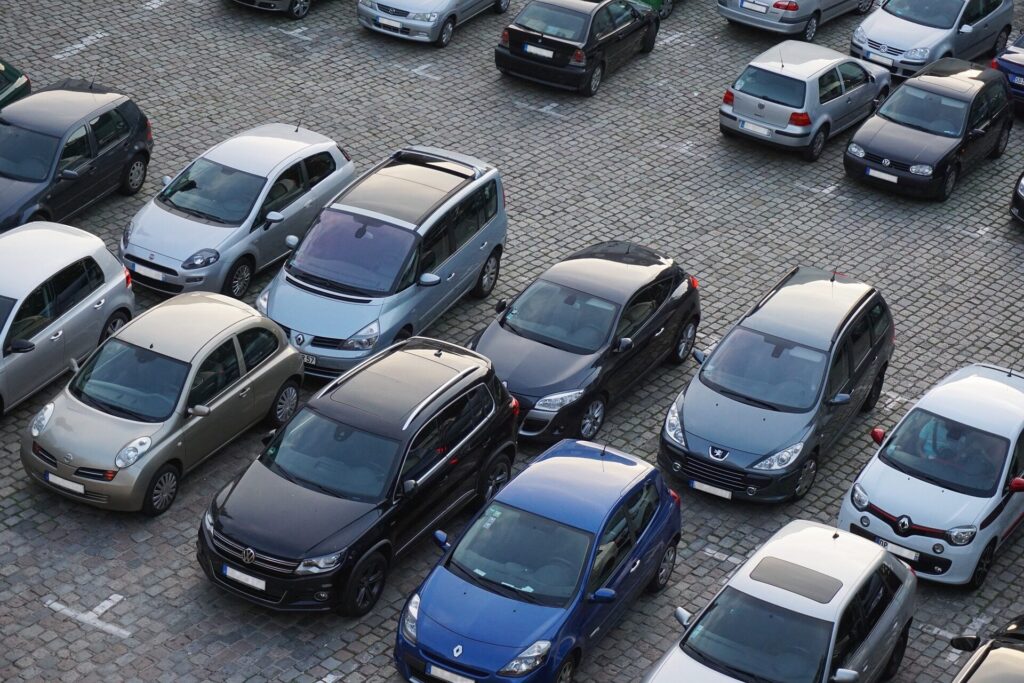 Geparkeerde auto's op een parkeerterrein, van bovenaf